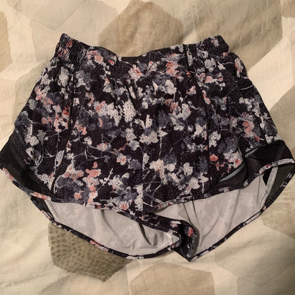 Lululemon shorty Hot Long Short Size 8